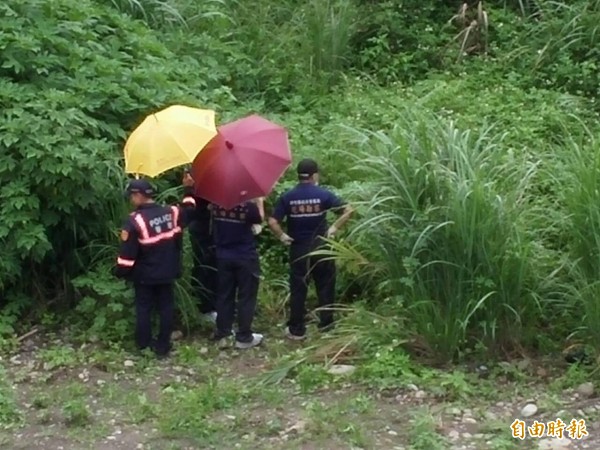  檢警到場勘驗且相驗全裸的少女遺體。（記者蔡孟尚攝）