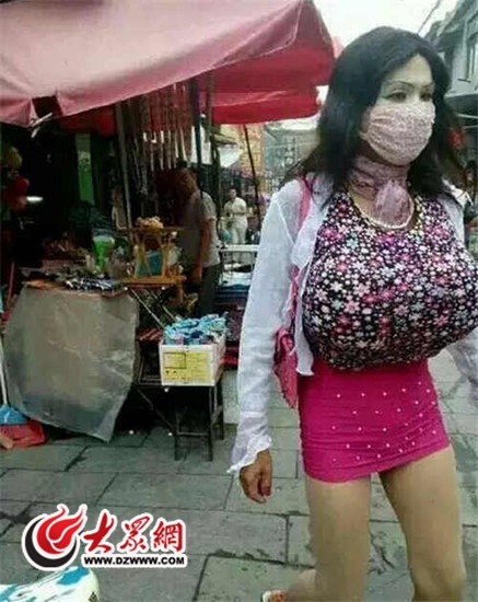 男子喬裝成女性，進入女廁偷窺。但顯眼的裝扮加上巨乳，引起旁人注意。（圖片擷取自「騰訊新聞」網站）