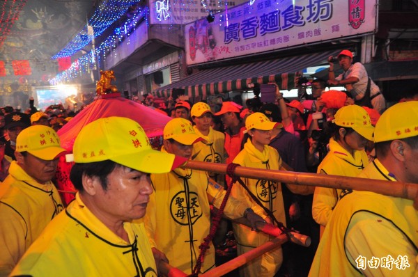 出發了！白沙屯拱天宮媽祖徒步往北港進香。（記者蔡政珉攝）