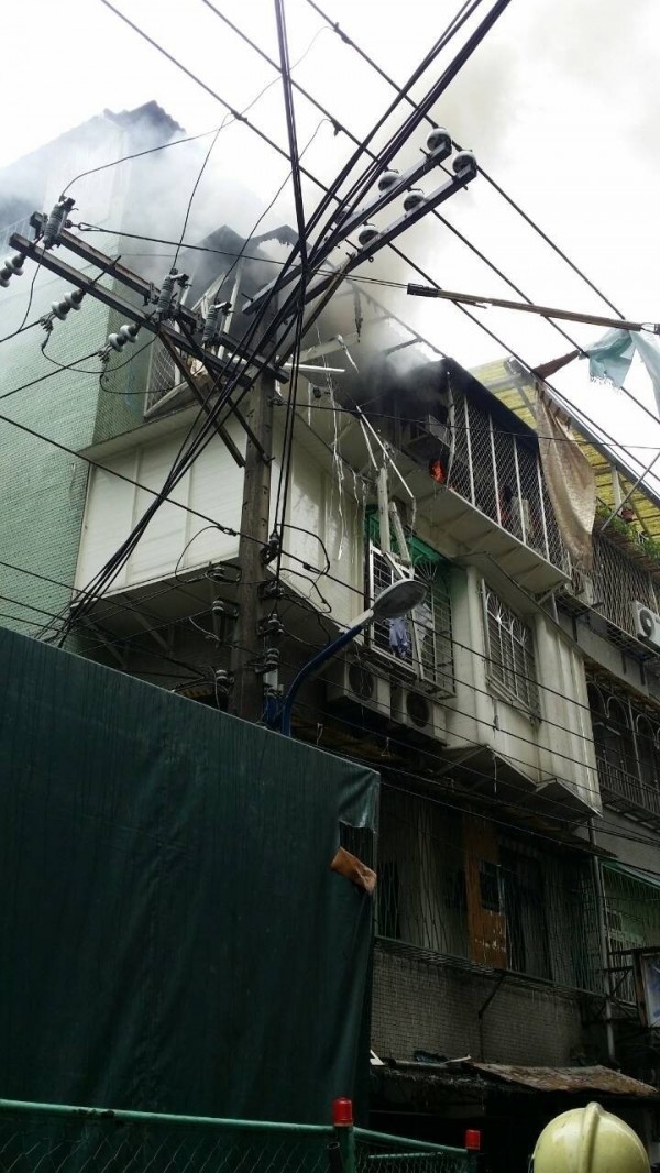 中和秀峰街民宅4樓瓦斯氣爆，濃煙不斷竄出。（記者徐聖倫翻攝）