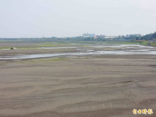 高屏溪受梅雨鋒面挹注，流量微升，圖為雲層空檔，雨勢稍歇景象。（記者黃旭磊攝）