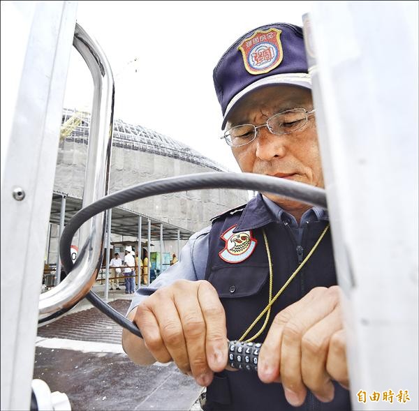 遠雄宣布大巨蛋工地停工，台北市政府派員前往檢查。保全在車輛進入後，關上工地大門。（記者方賓照攝）