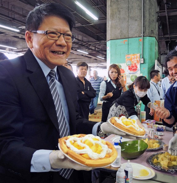 縣長潘孟安（左）昨天前往日本拓展通路，將赴大阪府廳經營的大果批發果菜市場及阪急集團旗下超市，行銷屏東優質農產。（中央社）