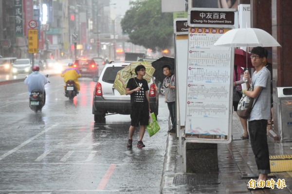 今天（22日）將會有明顯的對流雲系進入，各地降雨的情形會增加。（記者廖耀東攝）