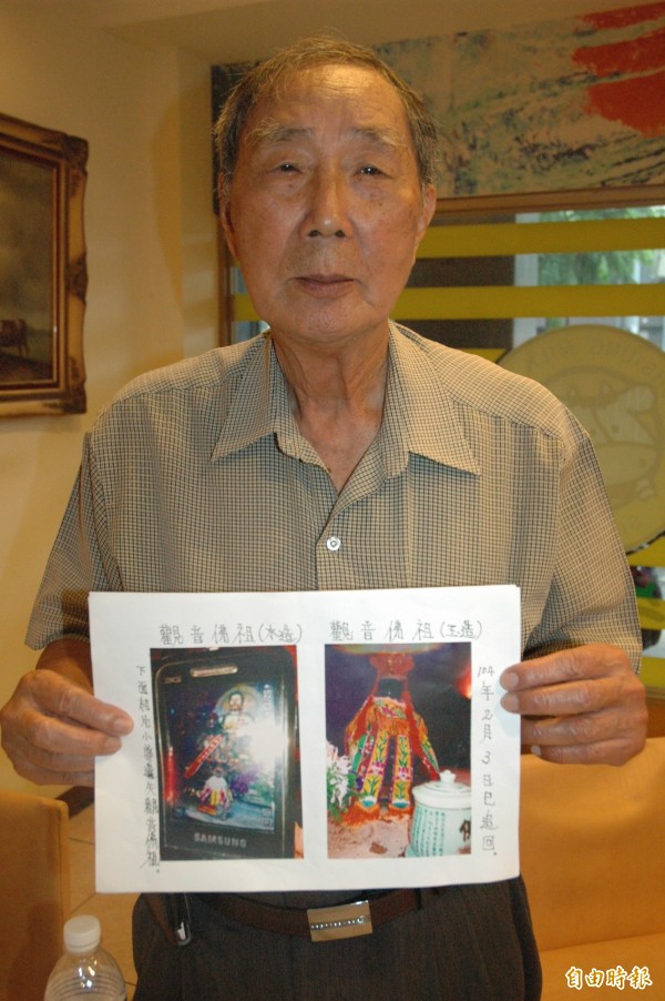 監事盧聰拿出照片指「三鳳宮」的兩尊觀音神被迎請出去，其中玉觀音已追回，另一尊木雕神像，至今下落不明。（記者方志賢攝）