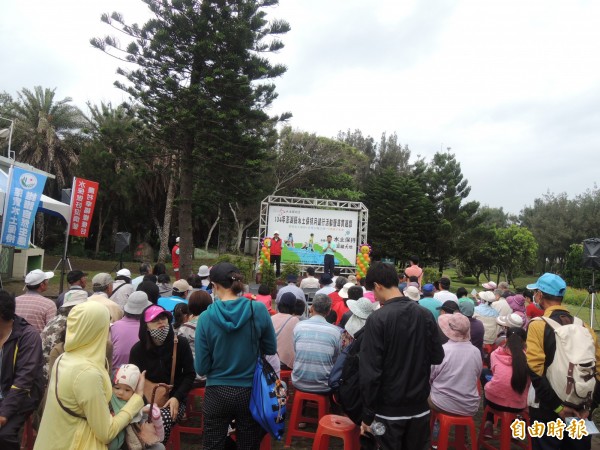 澎湖縣政府農漁局林務公園管理所透過有獎徵答方式讓民眾更了解水土保持的重要性（記者劉禹慶攝）