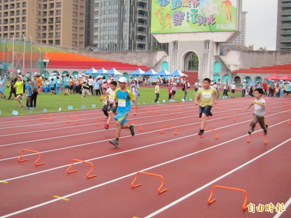 新北市第2屆特殊教育學生挑戰日活動，今天早上在板橋第一運動場舉行。（記者何玉華攝）