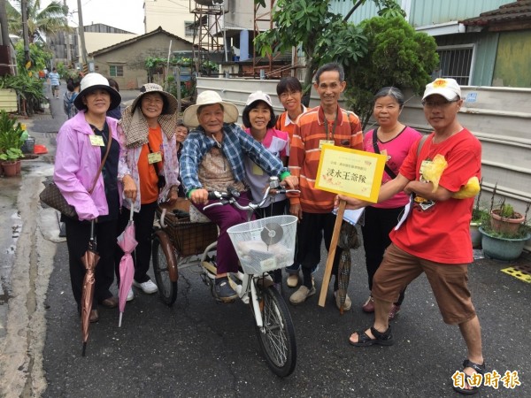 黃磚阿祖踩三輪車與孫輩學員們一起參加社區博物館日。（記者洪瑞琴攝）