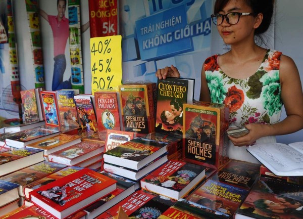 越南政府宣布，禁止愛情小說（romantic novels），尤其是來自中國的小說，因為其內容過於淫穢（obscene），會荼毒越南青少年的身心。（圖擷取自《時代》雜誌）