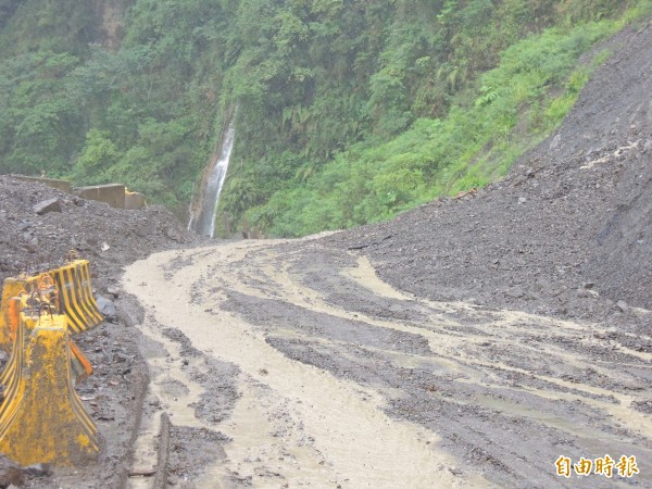 仁愛鄉投89線（力行產業道路）46公里今天上午一度搶通，但雨勢持續，中午邊坡土石夾雜雨水沖刷而下，交通又告中斷。（記者佟振國攝）