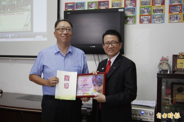 台灣關愛之家董事錢逸森(左)與台北百齡扶輪社長黃俊雄。(記者邱芷柔攝) 台灣關愛之家董事錢逸森(左)與台北百齡扶輪社長黃俊雄。(記者邱芷柔攝)