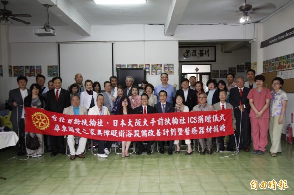 今天2個社團共30人特別南下屏東,到關愛之家捐贈無障礙衛浴與醫療設備。(記者邱芷柔攝) 今天2個社團共30人特別南下屏東,到關愛之家捐贈無障礙衛浴與醫療設備。(記者邱芷柔攝)