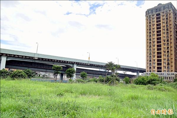 新莊國際創新園區引發新北市議員質疑市府圖利財團。圖為開發基地的商二用地。（記者陳韋宗攝）