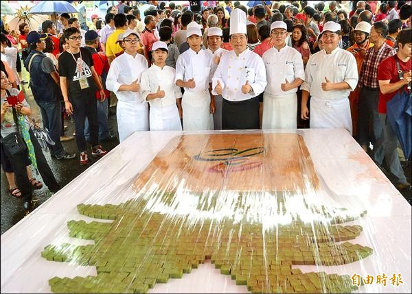 在地鳳梨酥業者與中山工商師生聯手製作鳳梨酥，重達一百廿四公斤，可供兩千人食用。（記者黃旭磊攝）