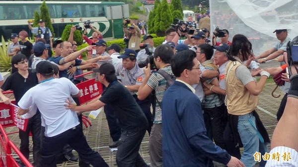 台聯青年軍抗議「夏張會」。（記者吳正庭攝）