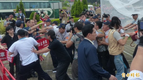 陸委會主委夏立言與中國國台辦主任張志軍的「夏張會」昨在金門登場，場外爆發肢體衝突。（記者吳正庭攝）