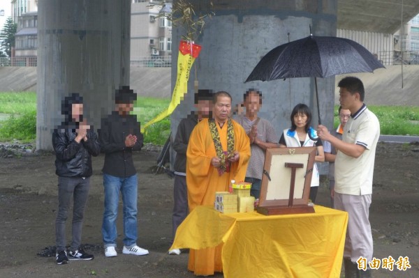 小欣家屬在近3點半由法師帶領抵達河濱公園高灘地進行招魂。（記者王駿杰攝）