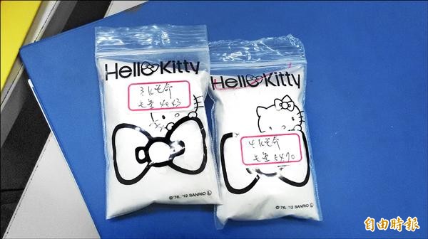 高女辯稱有Hello Kitty圖案的分裝袋，裡面裝的是面膜，還作勢拆封「示範」。（記者江志雄攝）