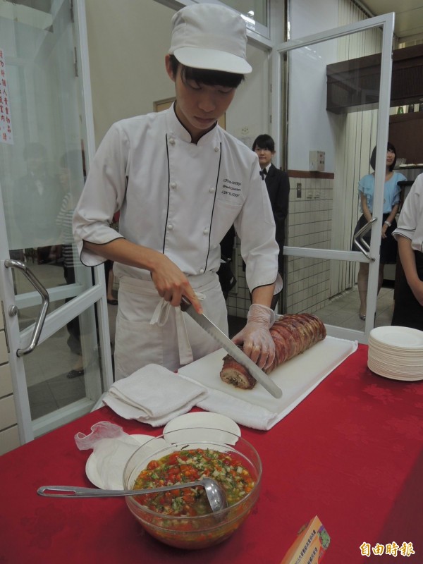 大麥與豬肉捲相結合，呈現獨特口感。（記者林孟婷攝）