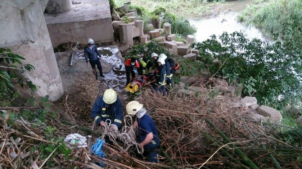 高男跳河被警消救出，奇蹟似僅受輕傷。（記者姚岳宏翻攝）