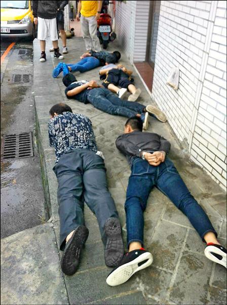 蕭姓等4名男子強索活動費，遭警方逮捕。（記者金仁晧翻攝）