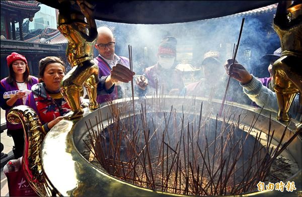 台北萬華龍山寺香火鼎盛，由於焚香是空污來源之一，去年開始減量，並推行「心香」，但信眾仍難改舊習。（資料照，記者羅沛德攝）