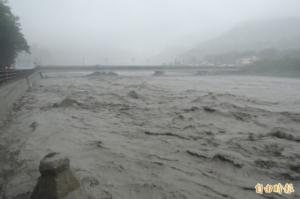 氣象局發布高、嘉、屏部分地區淹水一級警戒，圖為颱風豪雨造成知本溪溪水暴漲。（資料照，記者張存薇攝）