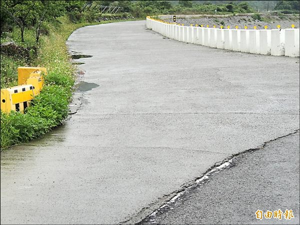 泰安、卓蘭居民進出白布帆大橋的便道，風災兩年過後仍未鋪柏油，顛簸難行。（記者蔡政珉攝）