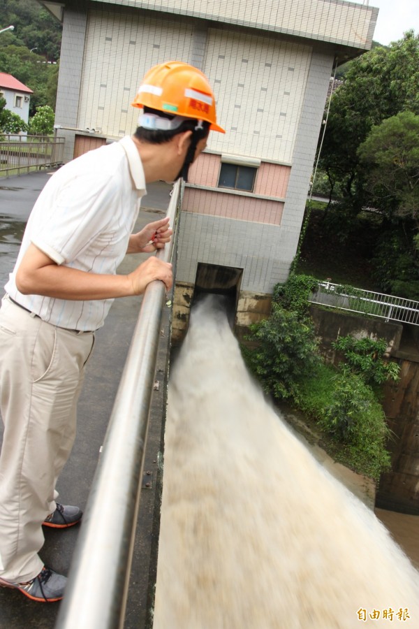 全台最南牡丹水庫調節性放水。（記者陳彥廷攝）