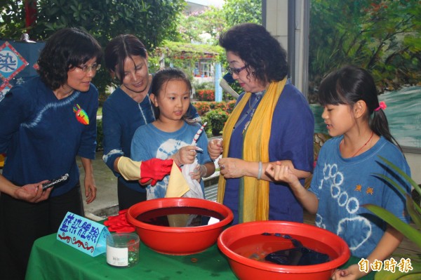 高雄市教育局補助小校發展出各自特色，期盼未來與在地觀光結合，局長范巽綠（右二）與學童一起體驗客家「藍染」。（記者陳祐誠攝）