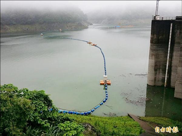 五月梅雨來勢洶洶，帶來豐沛降雨，石門水庫原本乾涸見庫底，如今已被盈盈蓄水覆蓋著。（記者李容萍攝）