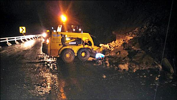 台九線多良段山壁坍方落石，公路局大武工務段漏夜清除。（記者陳賢義翻攝）