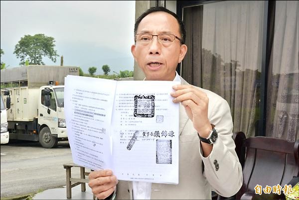 三星鄉長黃錫墉拿著和廠商的合約書，怒批縣環保局「簽約時不說話，簽完才來反對！」（記者朱則瑋攝）