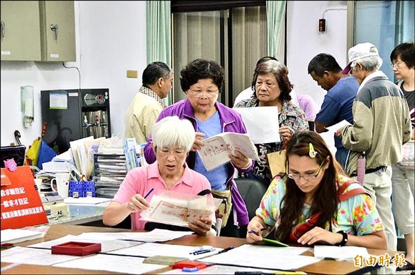 今年家用桶裝瓦斯差價補助，首次由山地原住民地區擴大到偏遠與平地原住民族地區，吉安鄉公所湧入許多申辦民眾。（記者王錦義攝）