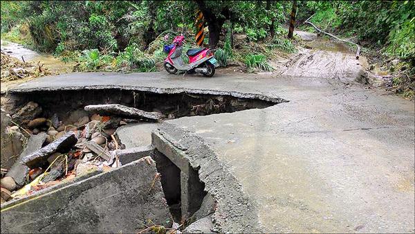 楠西區因連日大雨，造成多處道路坍方，由於芒果採收季將屆，地方憂心若未及時搶通完成，芒果可能運不出去。（市議員盧崑福提供）