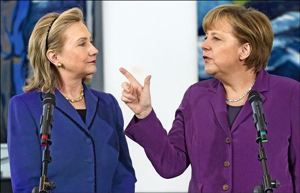 梅克爾（右）與希拉蕊（左）2011年4月在柏林總理府會面。（路透檔案照）