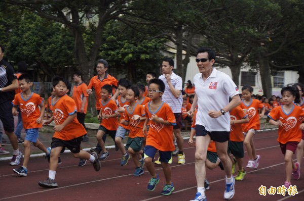 馬英九總統跑三千公尺，百名學童輪流陪跑。（記者林近攝）