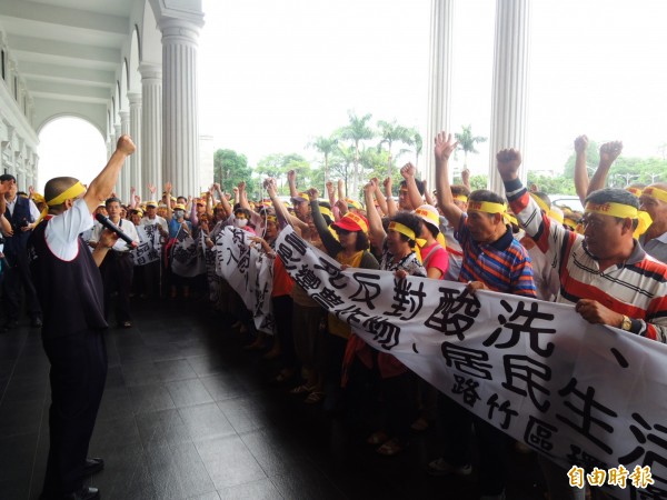 反對開闢酸洗工廠，數百名路竹、阿蓮地區民眾前往議會抗議。（記者葛祐豪攝）