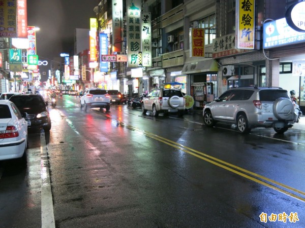 苗栗縣竹南鎮違規停車情況普遍，不少民眾習慣成自然，違停車輛時也常迫使其他駕駛得逆向行駛。（記者鄭鴻達攝）