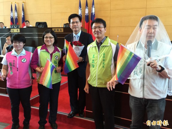 市議員陳世凱（右起）、王立任、張芬郁、張玉嬿要求尊重同志族群的權益，致贈市長林佳龍（右三）代表性別平等的彩虹旗及玫瑰花束。（記者黃鐘山攝）