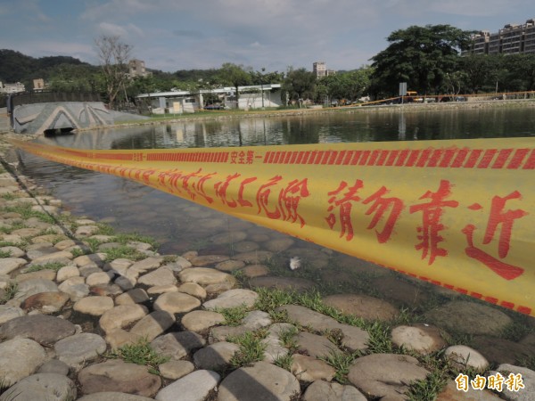 北屯新都生態公園的生態池疑似排水管阻塞,加上近日豪雨,池水快滿溢變死水發臭,已有數十尾魚死掉。(記者蔡淑媛攝) 北屯新都生態公園的生態池疑似排水管阻塞,加上近日豪雨,池水快滿溢變死水發臭,已有數十尾魚死掉。(記者蔡淑媛攝)