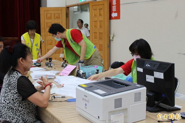 今年綜所稅6月1日是最後申報日，還沒有申報的民眾趕快上網或國稅局臨櫃申報。（記者張聰秋攝）