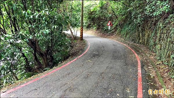 龍潭湖環湖道路彎道多，人車不注意容易墜入湖中，十分危險。（記者朱則瑋攝）