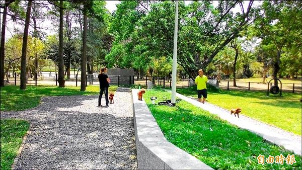 高市首座寵物公園完工啟用，成為飼主與寵物休閒好去處。（記者陳文嬋攝）