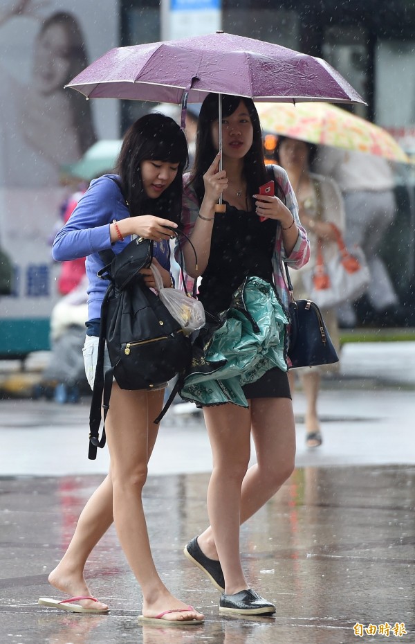 中央氣象局指出，南部地區有短暫陣雨或雷雨，其他地區則是午後有局部雷陣雨。（資料照，記者廖振輝攝）