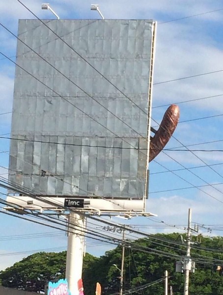 不少用路人開車經過廣告看板背面時，都會將「巨物」誤以為是陽具或生殖器。（圖取自都市報）