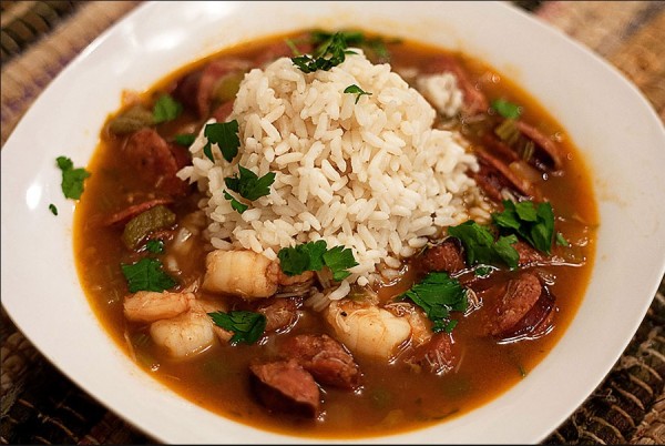 「Gumbo濃湯」，是傳統美國南方食物，有的會佐米飯食用。（圖擷取自網路）