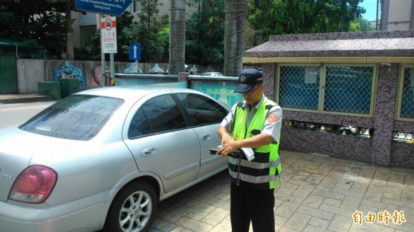 台東市公所前時有洽公車輛違停，警方開單舉發不手軟。（記者陳賢義攝）