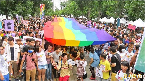 為爭取同志婚姻及平等權益，同志團體已多次舉辦遊行，吸引眾多民眾參加表達支持。（資料照，記者蘇金鳳攝）