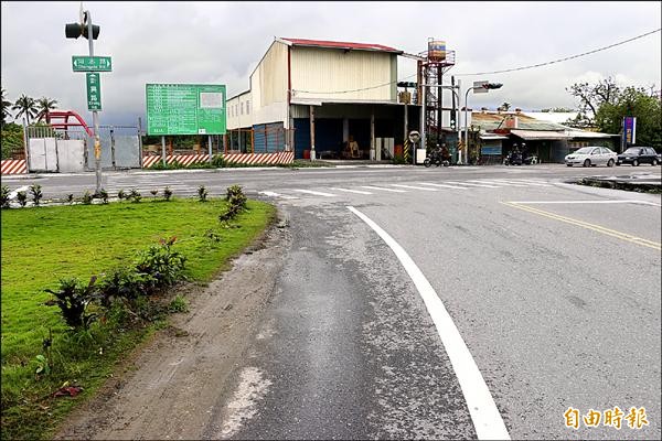 花蓮市二之十八計畫道路將在今年底完工（圖上方施工處），但道路在新興路以東仍有部分狹窄巷道將拓寬。（記者王錦義攝）